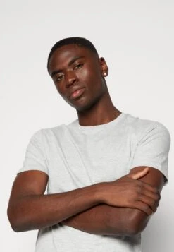 Pier One Unisex 5 Pack - Basic T-Shirt - Black /Dark Blue/Dark Green 12 Pier One Unisex 5 Pack - Basic T-Shirt - Black /Dark Blue/Dark Green -Pier One 5a5f64d2aa404b7aa94ccdac681bdd95