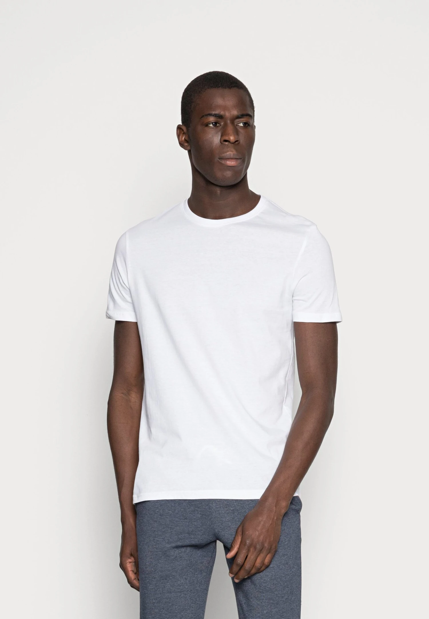 Pier One 3 Pack - Basic T-Shirt - White/Black/Light Grey 2 Pier One 3 Pack - Basic T-Shirt - White/Black/Light Grey - Image 2